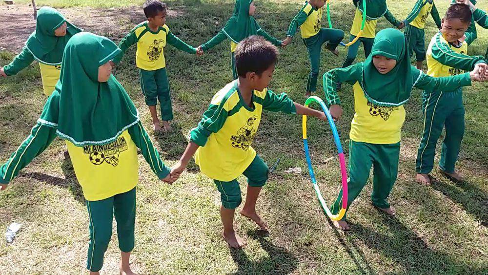 Lomba estafet hula hoop (youtube.com/@odinkjrekolodangjanuarisca3002)