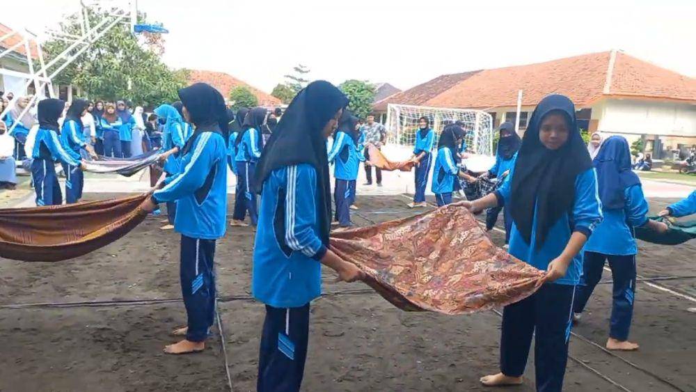 Lomba menangkap balon air (youtube.com/@sman1bodeh)