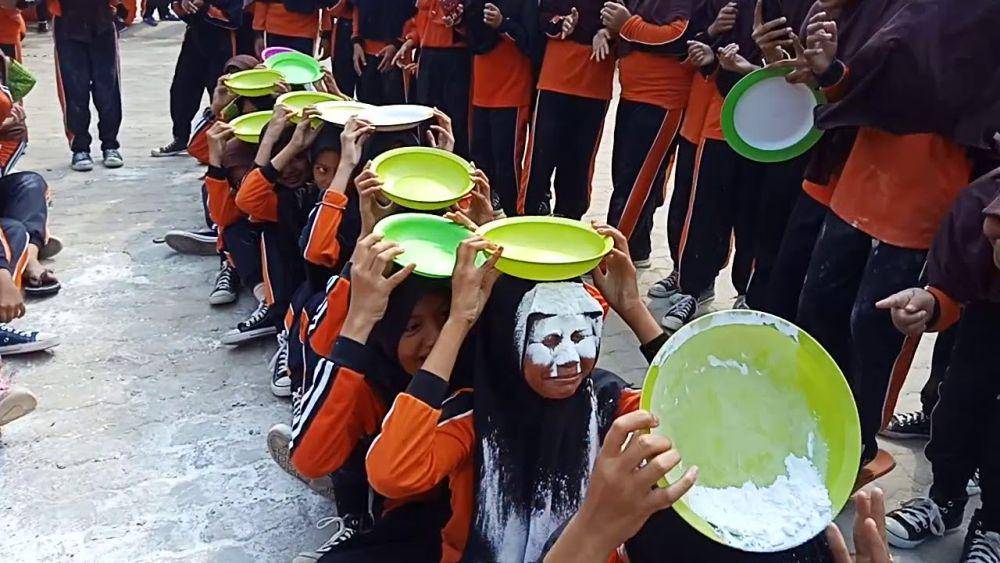 Lomba memindahkan tepung (youtube.com/@min6bandarlampung709)