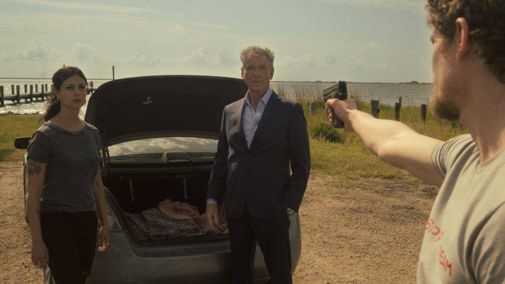 Morena Baccarin dan Pierce Brosnan dalam film Fast Charlie. (dok. Vertical Entertainment/Fast Charlie)