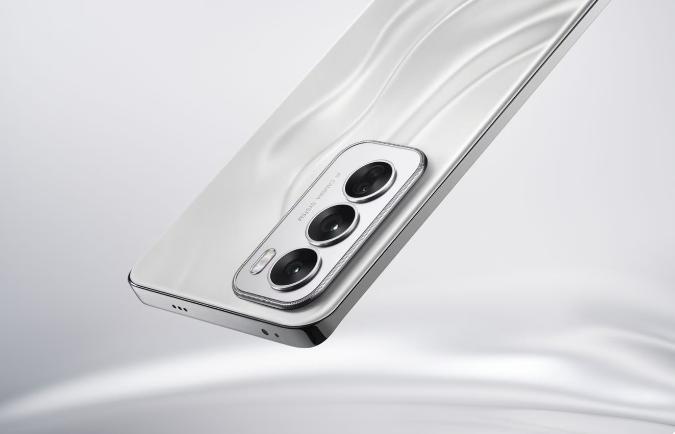 tampilan bingkai atas, bingkai kanan, dan sebagian sisi belakang OPPO Reno12 (oppo.com)