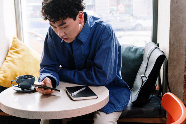 5 Tips Mengurangi Penyebaran Berita Negatif di Grup WhatsApp