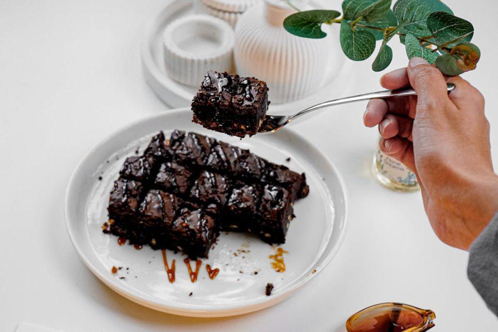 Resep Cake Cokelat Karamel 2 Telur yang Nyoklat dan Legit