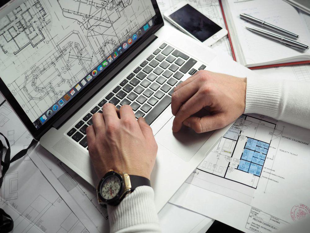 ilustrasi menggunakan laptop dengan sistem operasi Windows (Pexels.com/energepic.com)