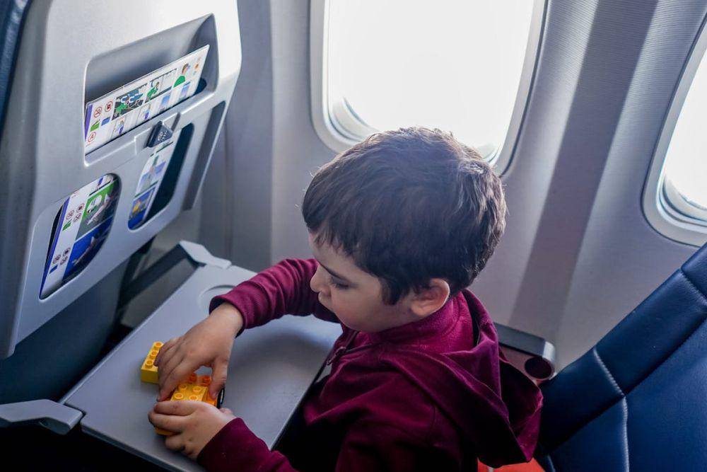 ilustrasi anak bermain di pesawat (pexels.com/Oleksandr P)