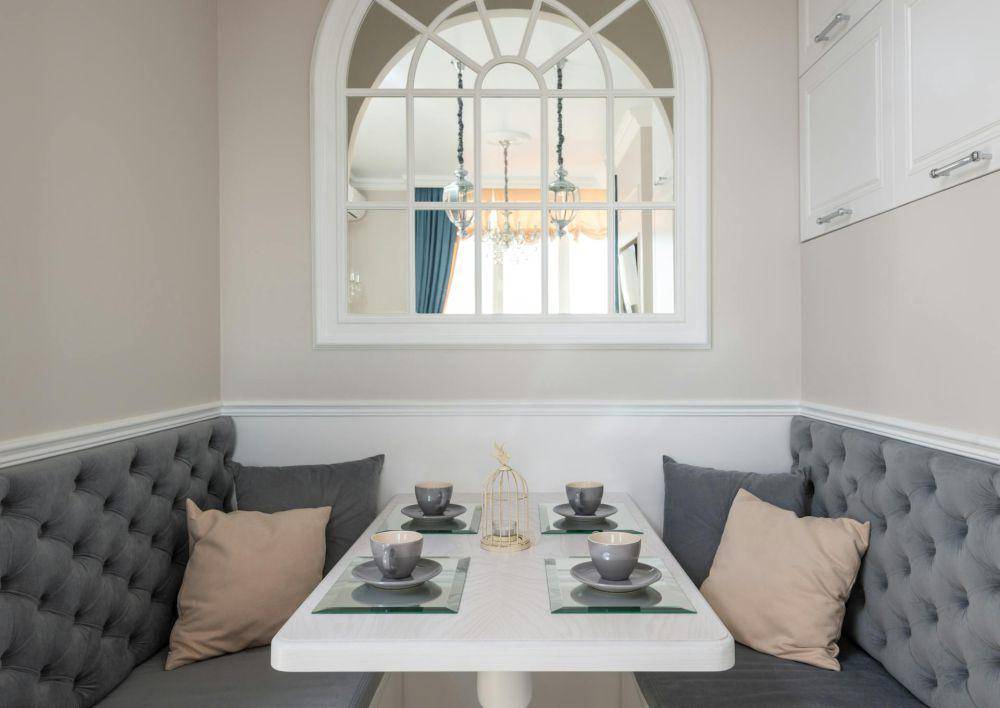Banquette seating (pexels.com/Max Vakhtbovycn)