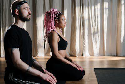 ilustrasi latihan pernapasan yoga (pexels.com/cottonbro studio)