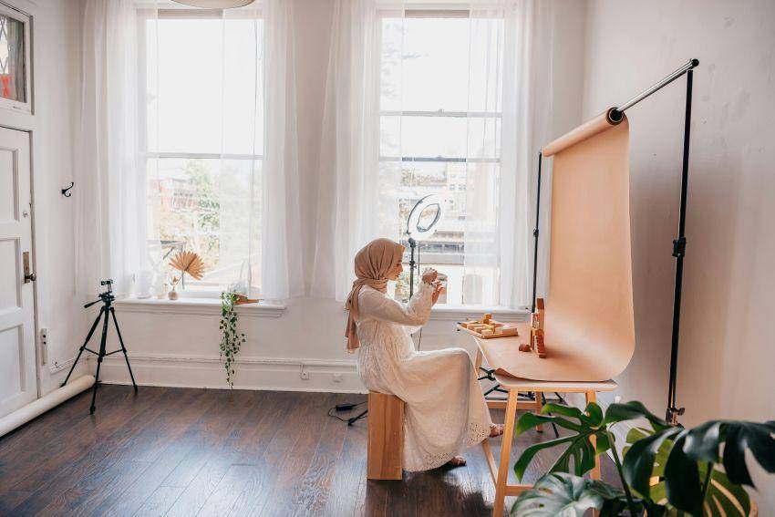 Ilustrasi seorang influencer yang mempromosikan produk untuk endorsement (pexels.com/PNW Production)