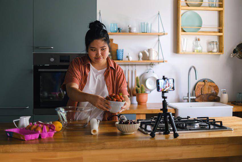 llustrasi seorang youtuber yang sedang membuat konten resep (pexels.com/Anna Shvets)