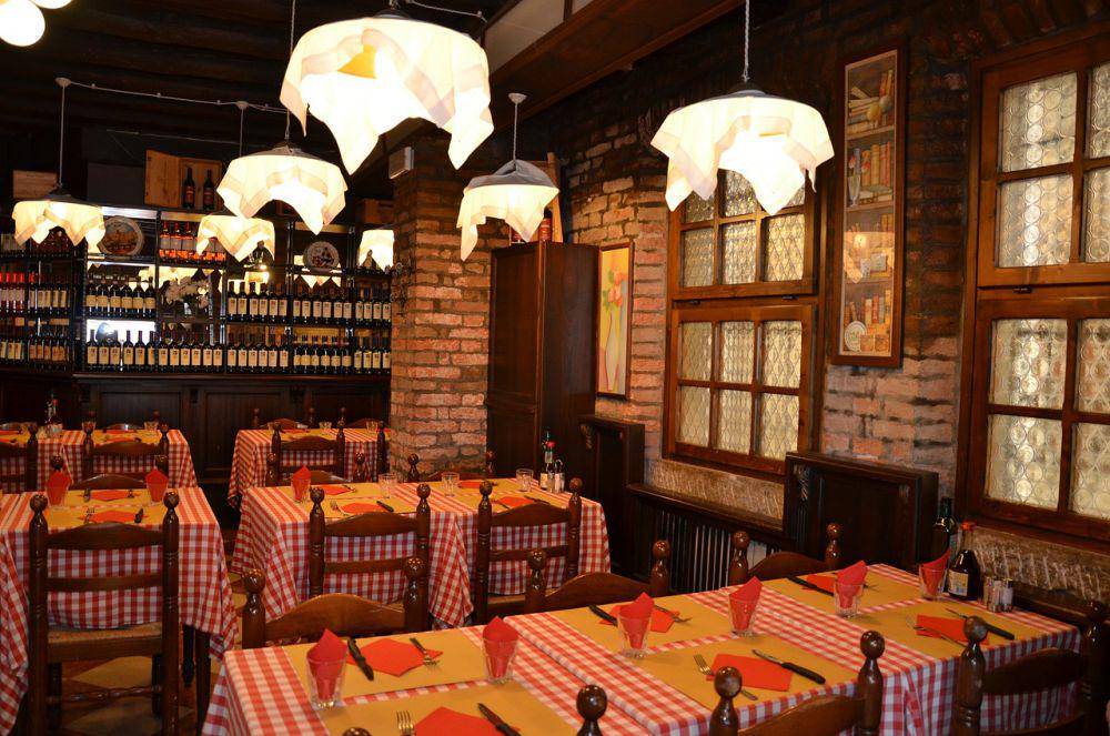 ilustrasi restoran. https://pixabay.com/users/aldonahawthorne-173201/