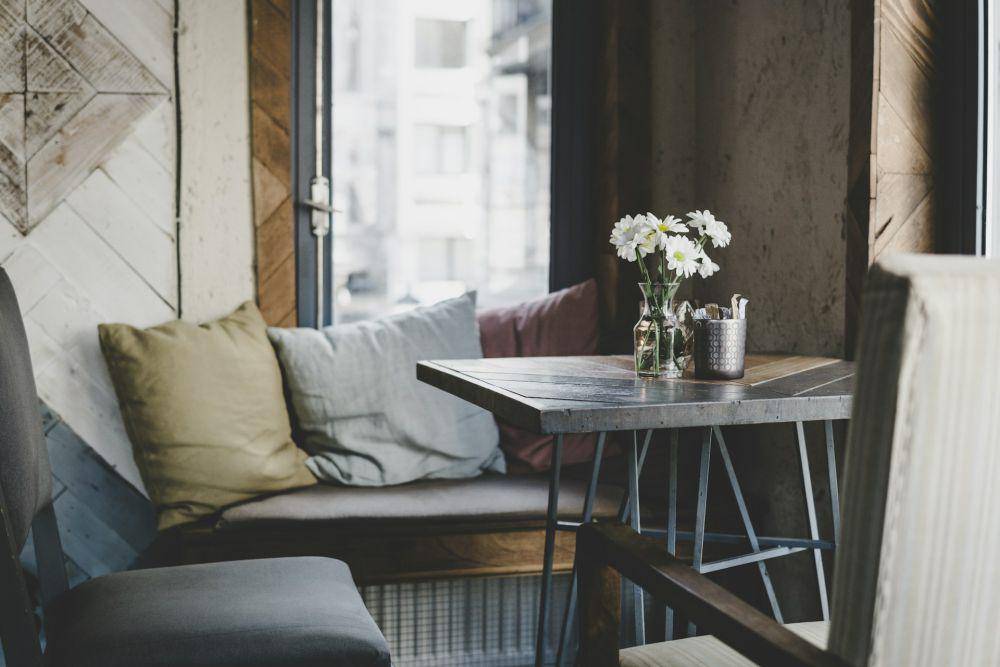Banquette seating (unsplash.com/Sabri Tuzcu)