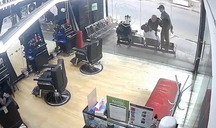 Tangkapan layar rekaman CCTV yang mempelihatkan penggeroyokan tukang cukur di Bekasi Timur (dok.istimewa).
