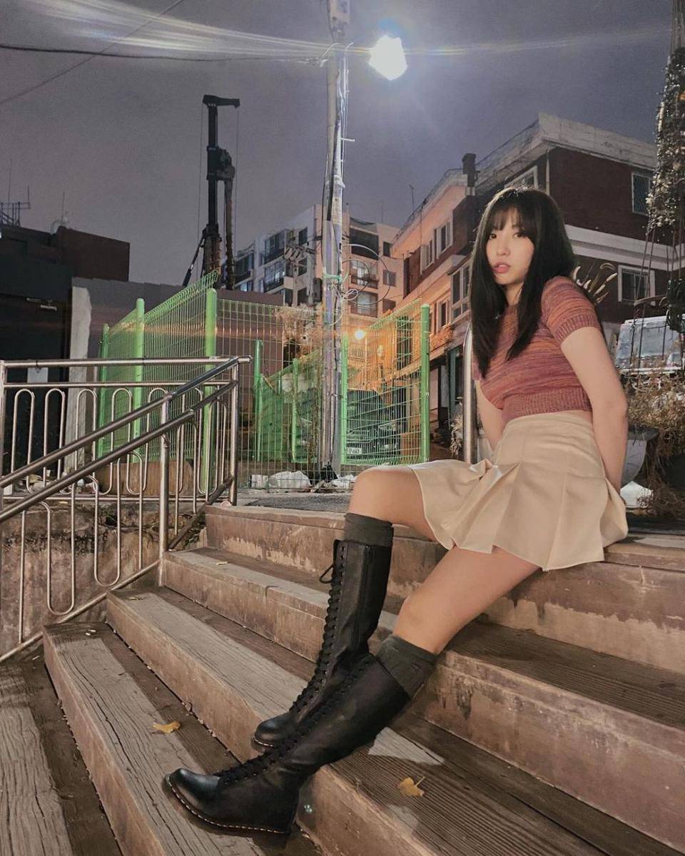 inspirasi outfit hangout ala Song Da-hye (instagram.com/dahye0612)