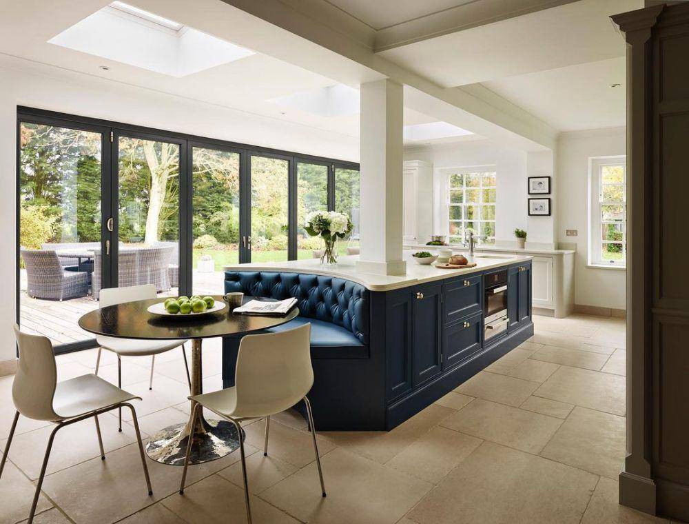 Banquette seating (instagram.com/dabonport_interiors)