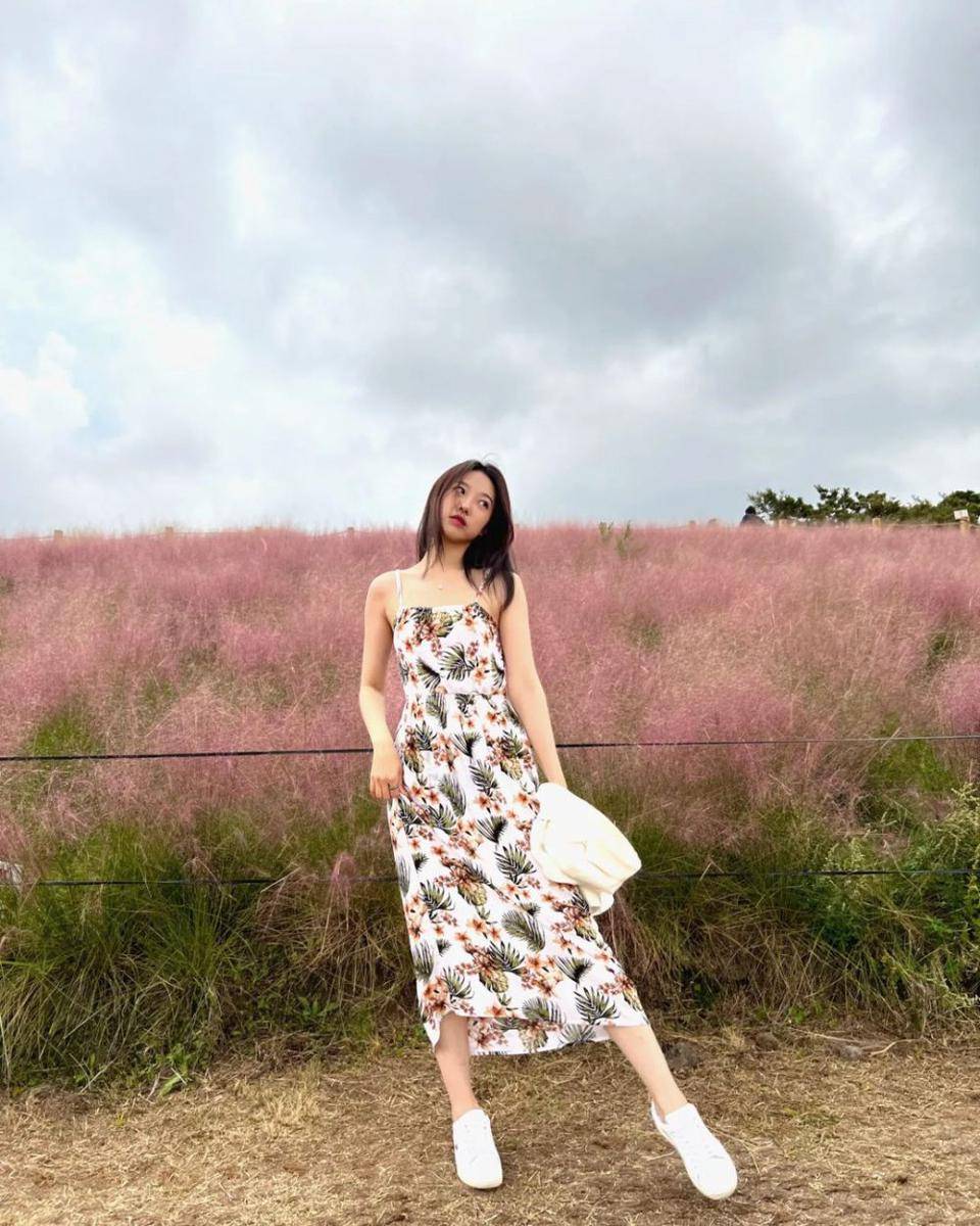 inspirasi outfit hangout ala Song Da-hye (instagram.com/dahye0612)