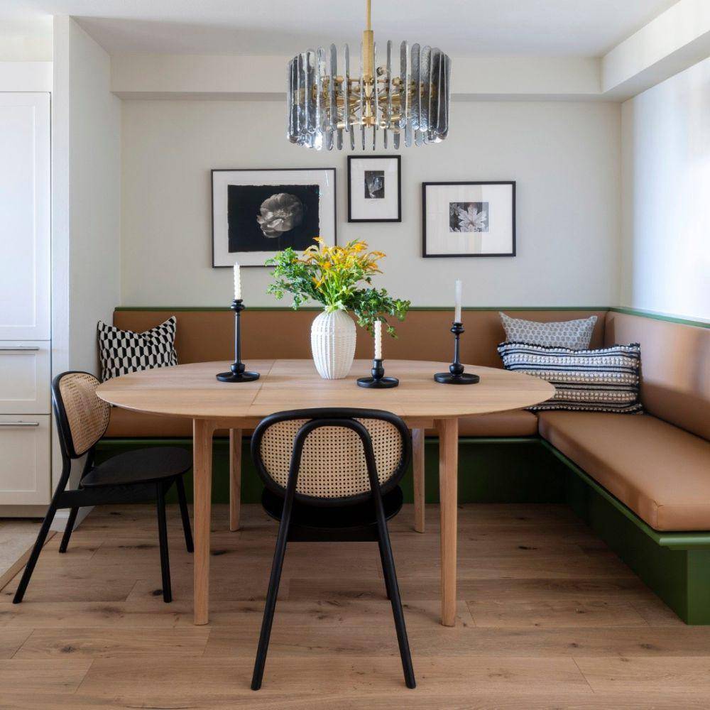 Banquette seating (instagram.com/emerson.gracedesign)