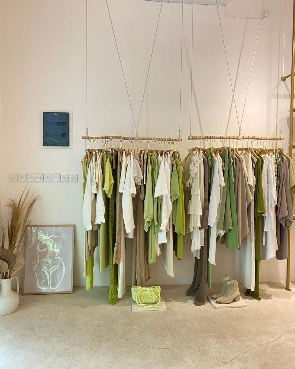 Pakaian berwarna cerah ala Muse Bali Store (instagram.com/muse.bali.store)