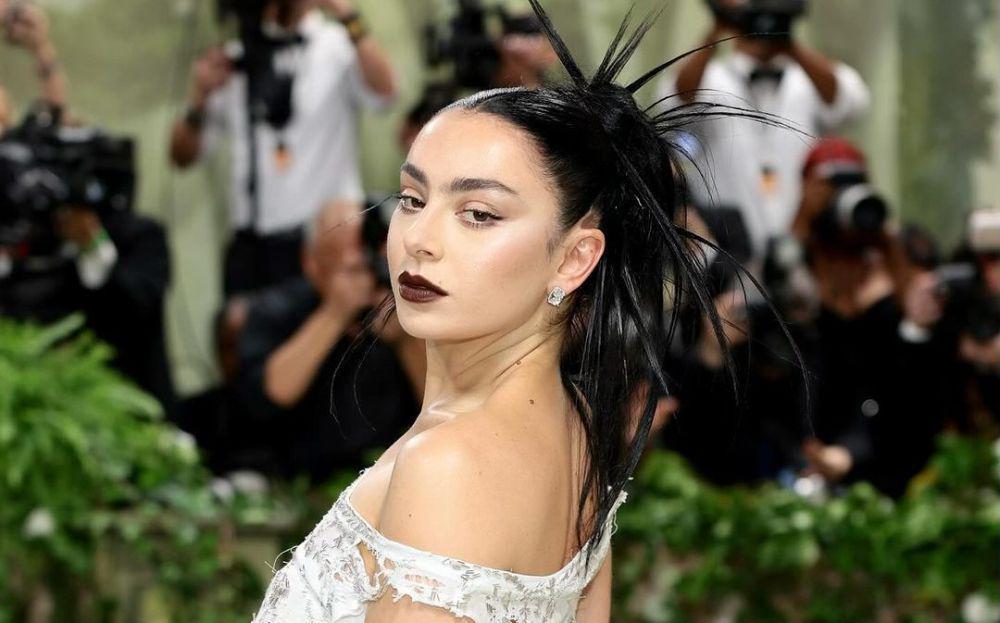 5 Lagu Viral Charli XCX yang Wajib Didengar, Termasuk 'Apple'