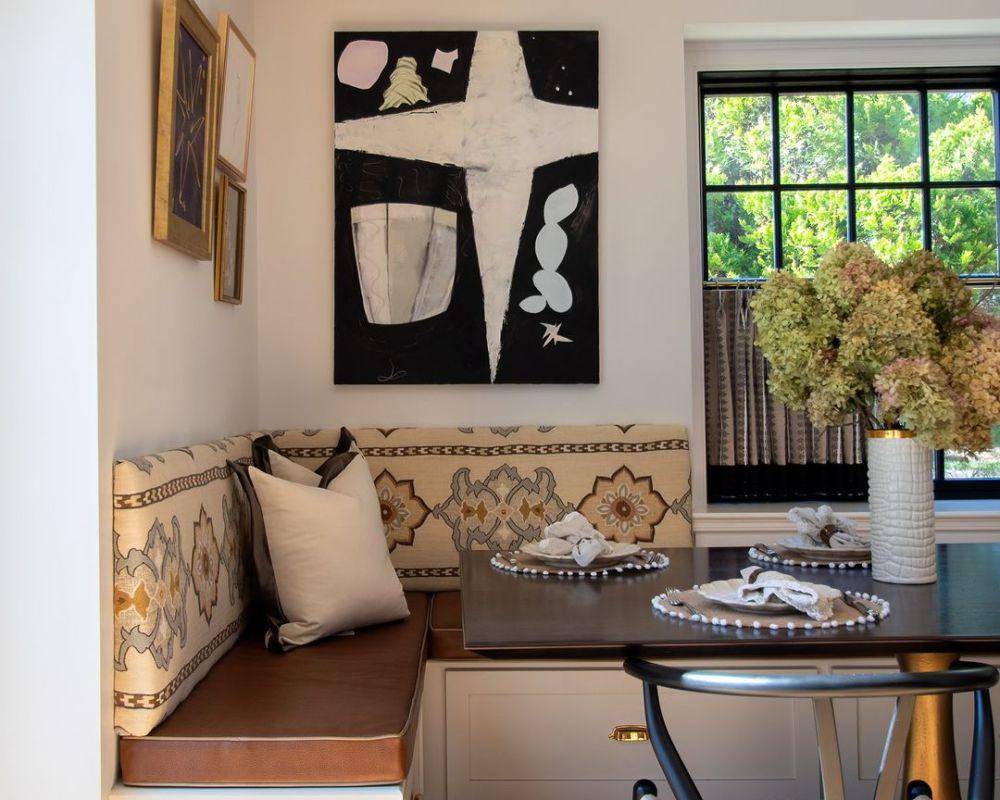 Banquette seating (instagram.com/ainsleybrookinsdesign)