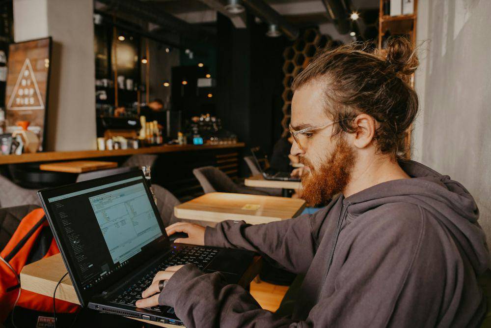 ilustrasi laki-laki di depan laptop (unsplash.com/Toa Heftiba)