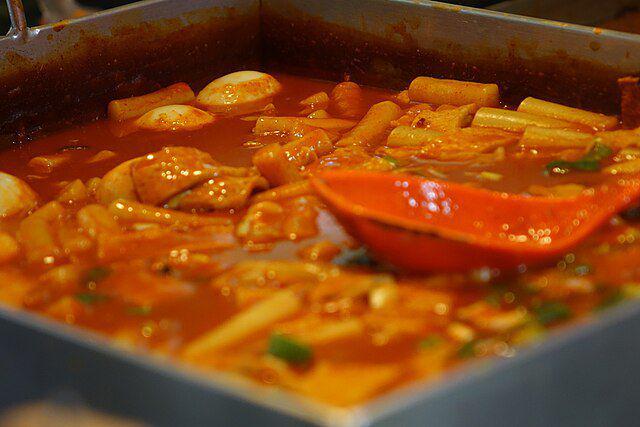 ilustrasi tteokbokki (commons.wikimedia.org/최광모 (Choe Kwangmo))
