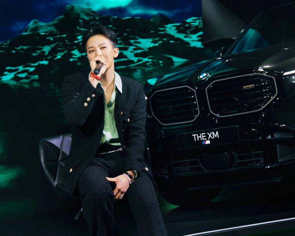 G-Dragon (instagram.com/xxxibgdrgn)