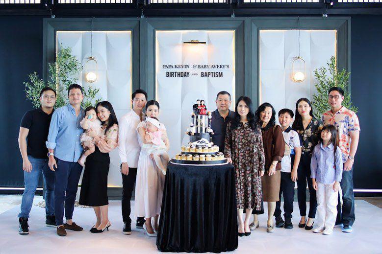 8 Potret Ultah Kevin Sanjaya dan Pembaptisan Baby Avery, Berbarengan!