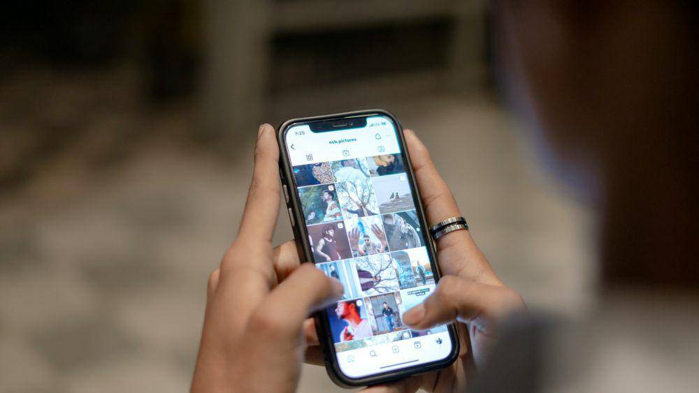 ilustrasi menggunakan smartphone (unsplash.com/Viralyft)
