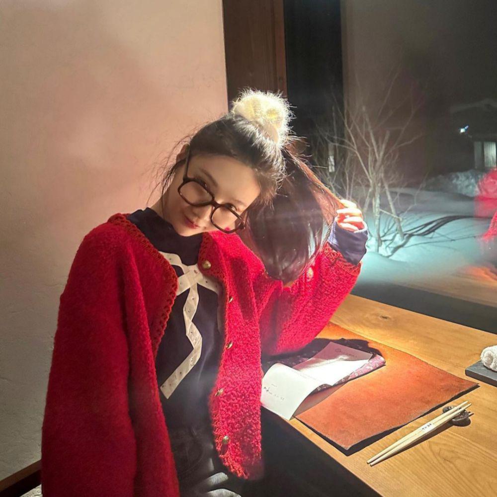 OOTD Merah Joy Red Velvet (instagram.com/_imyour_joy)
