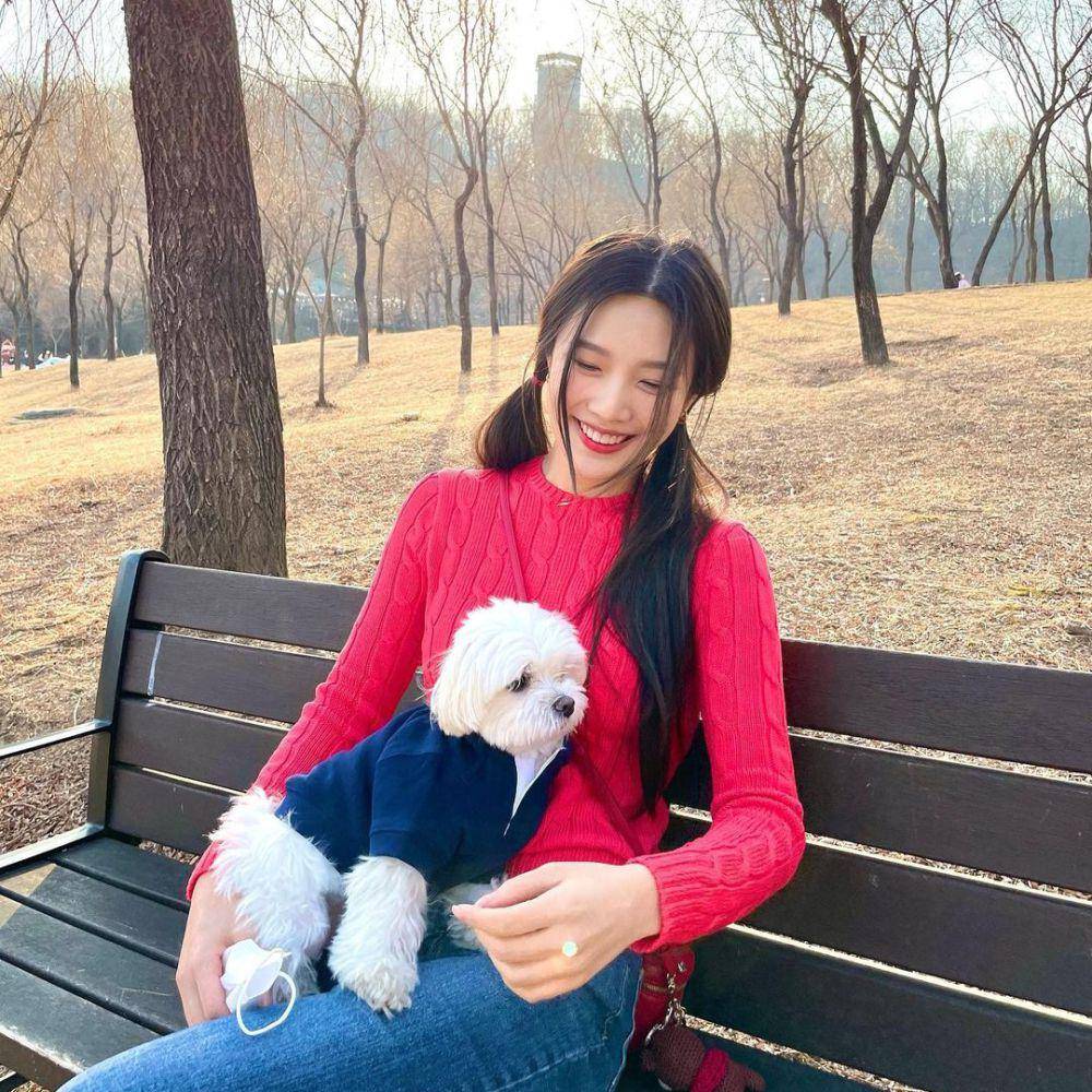 OOTD Merah Joy Red Velvet (instagram.com/_imyour_joy)