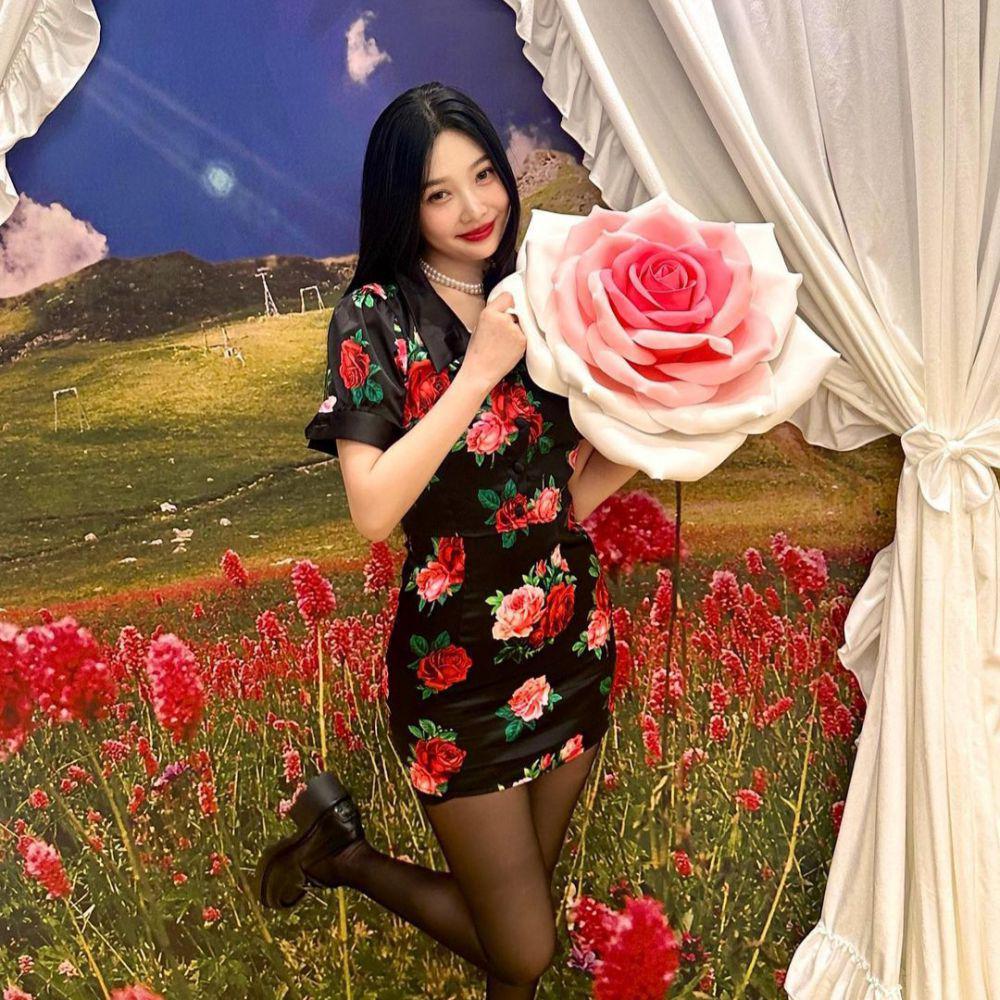 Padu padan dress floral Joy Red Velvet (instagram.com/_imyour_joy)