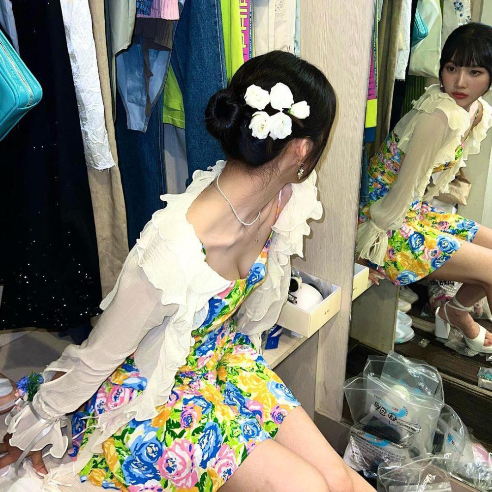 Padu padan dress floral Joy Red Velvet (instagram.com/_imyour_joy)
