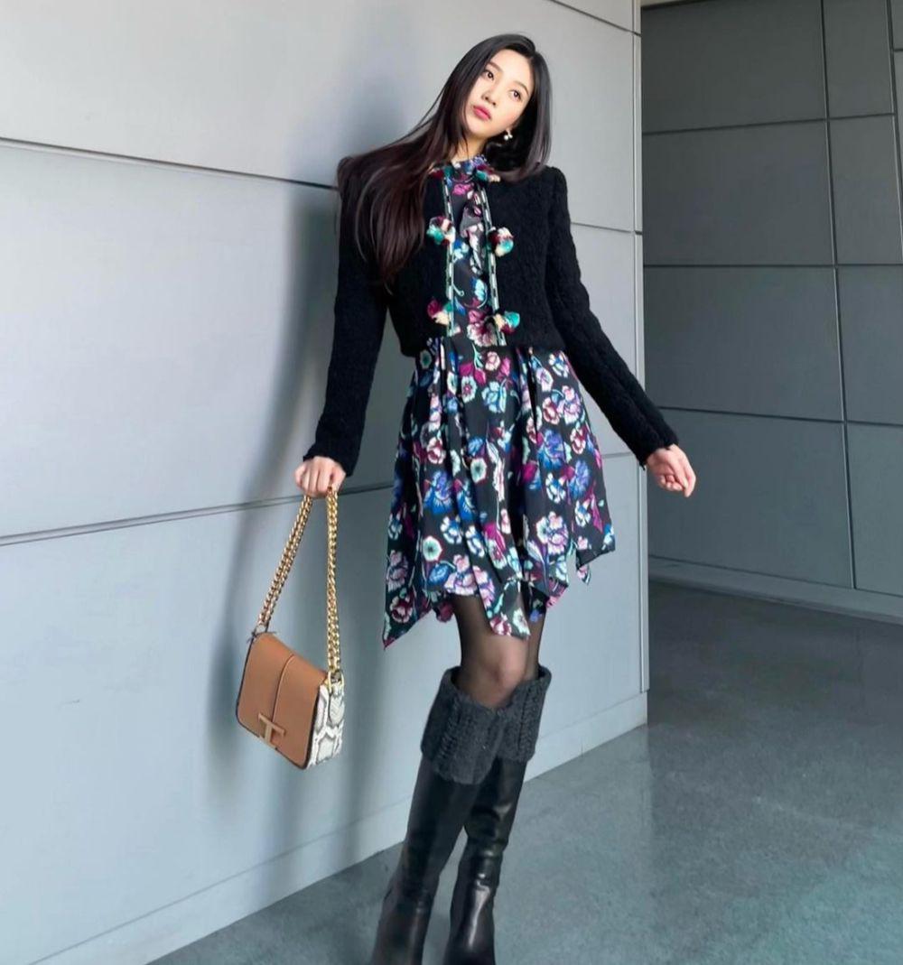 Padu padan dress floral Joy Red Velvet (instagram.com/_imyour_joy)