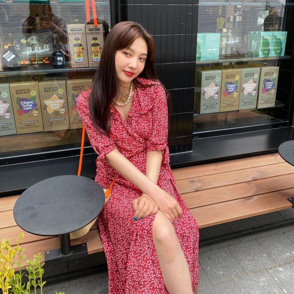 Padu padan dress floral Joy Red Velvet (instagram.com/_imyour_joy)