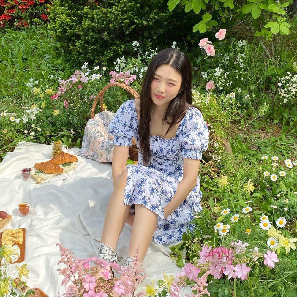 Padu padan dress floral Joy Red Velvet (instagram.com/_imyour_joy)