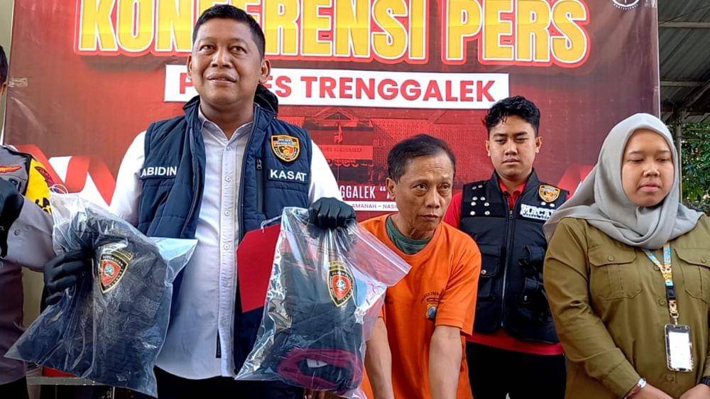Tersangka saat ditangkap Satreskrim Polres Trenggalek. IDN Times/ istimewa