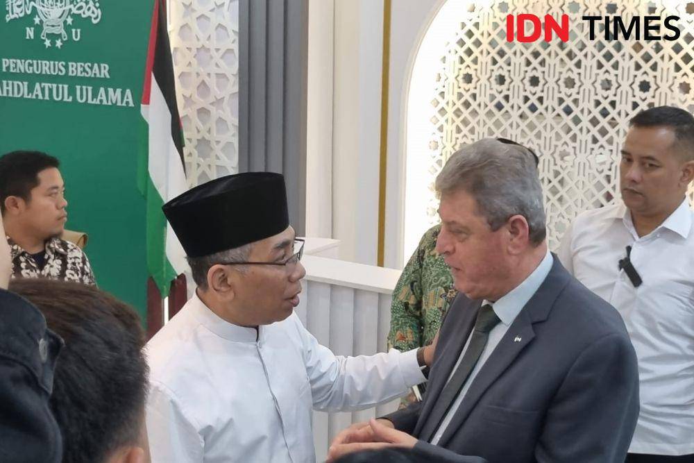 Ketua Umum PBNU, KH Yahya Cholil Staquf menerima Duta Besar Palestina, Zuhair Al-Shun di kantor PBNU (IDN Times/Ilman Nafi'an)