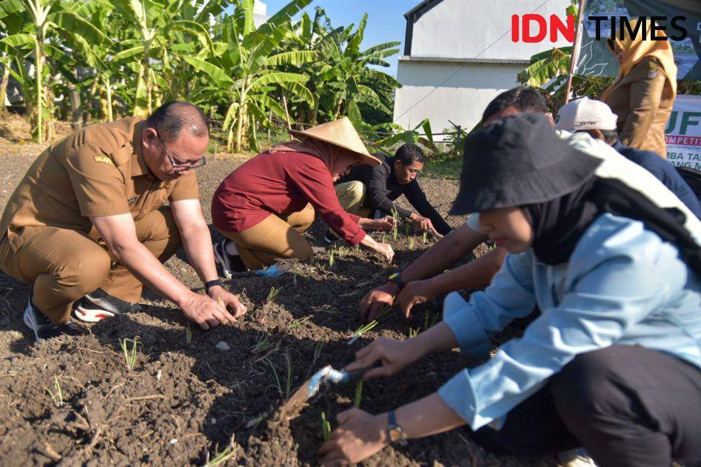 Penanaman serentak cabai dan bawang  di Surabaya. (Dok. Diskominfo Kota Surabaya for IDN Times).