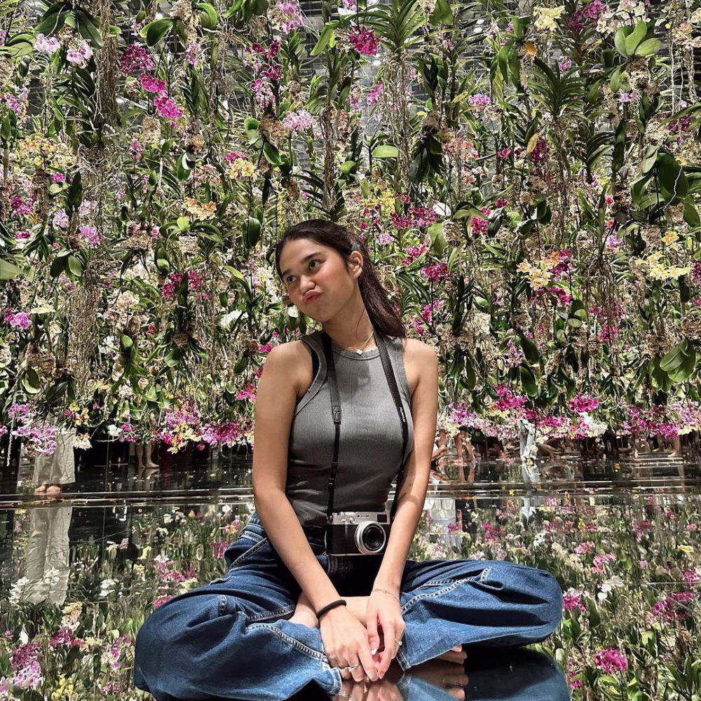 OOTD pakai celana jeans ala Azizah Salsha (instagram.com/azizahsalsha_)