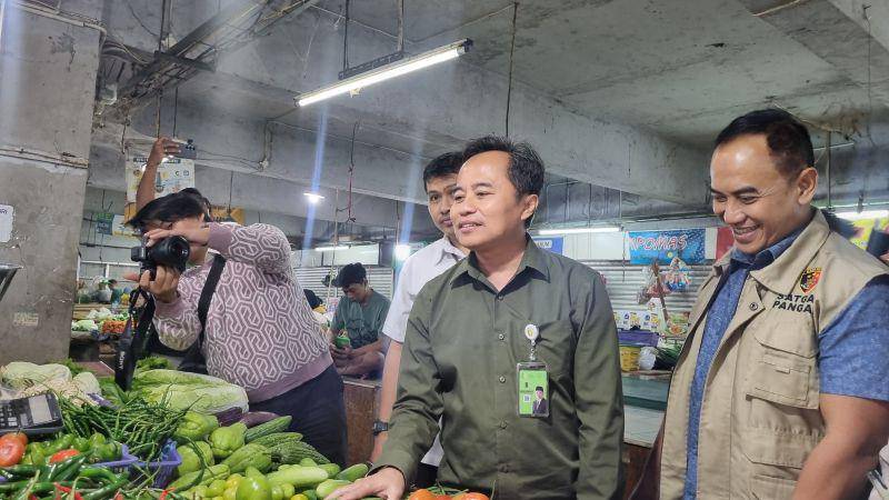 Bappanas lakukan pemantaua harga kebutuhan pokok di Pasar Kosambi, Kota Bandung, Selasa (6/8/2024). IDN Times/Istimewa
