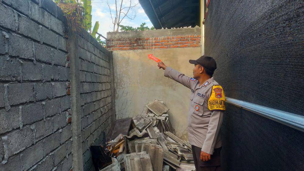 Tembok sekolah yang dilompati korban (dok. Humas Polres Lotim)