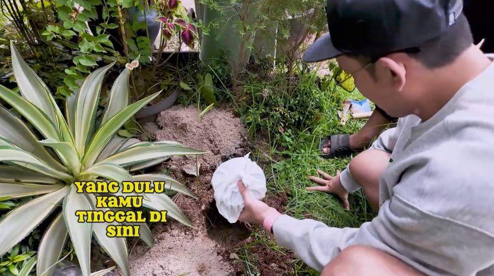 Denny Sumargo kubur ari-ari anak (YouTube.com/thesumargos)