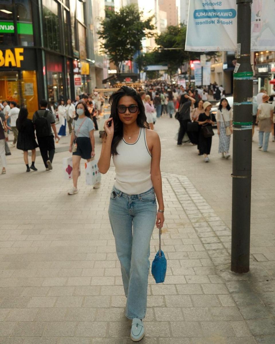 OOTD pakai celana jeans ala Azizah Salsha (instagram.com/azizahsalsha_)