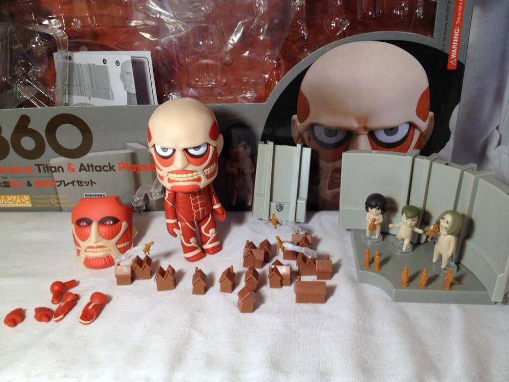 potret koleksi figur aksi Titan dari Attack on Titan (reddit.com/user/Ezraah)
