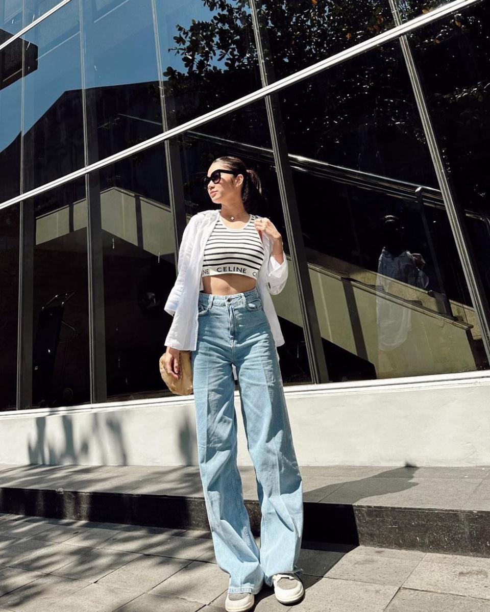 OOTD pakai celana jeans ala Azizah Salsha (instagram.com/azizahsalsha_)