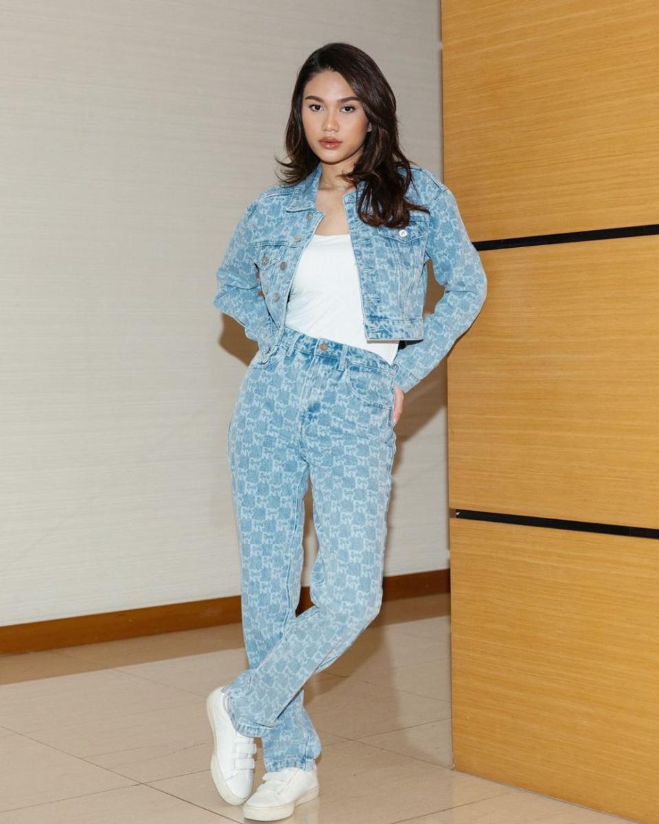 OOTD pakai celana jeans ala Azizah Salsha (instagram.com/azizahsalsha_)