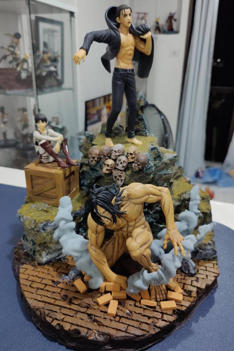 potret koleksi figur aksi Titan dari Attack on Titan (reddit.com/user/yelmonster)