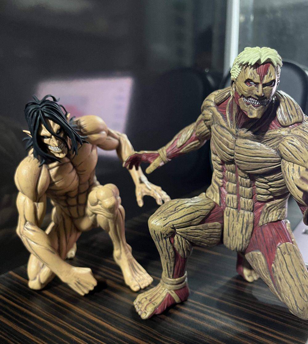 potret koleksi figur aksi Titan dari Attack on Titan (reddit.com/user/Invictous01)
