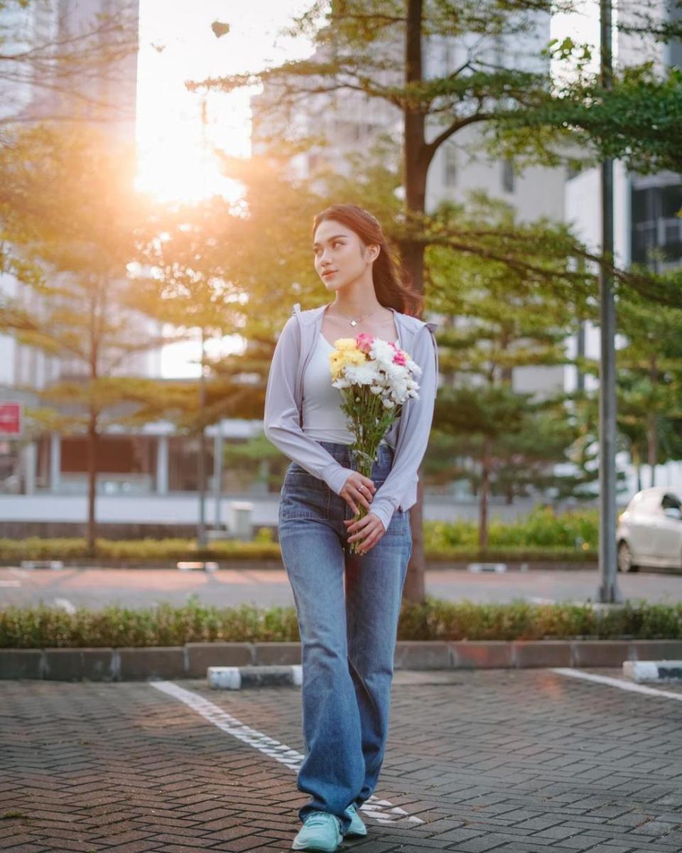 OOTD pakai celana jeans ala Azizah Salsha (instagram.com/azizahsalsha_)