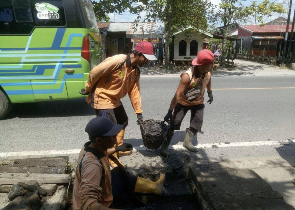 Pengerjaan drainase di Jalan Gunung Sari Banjarmasin Barat.
